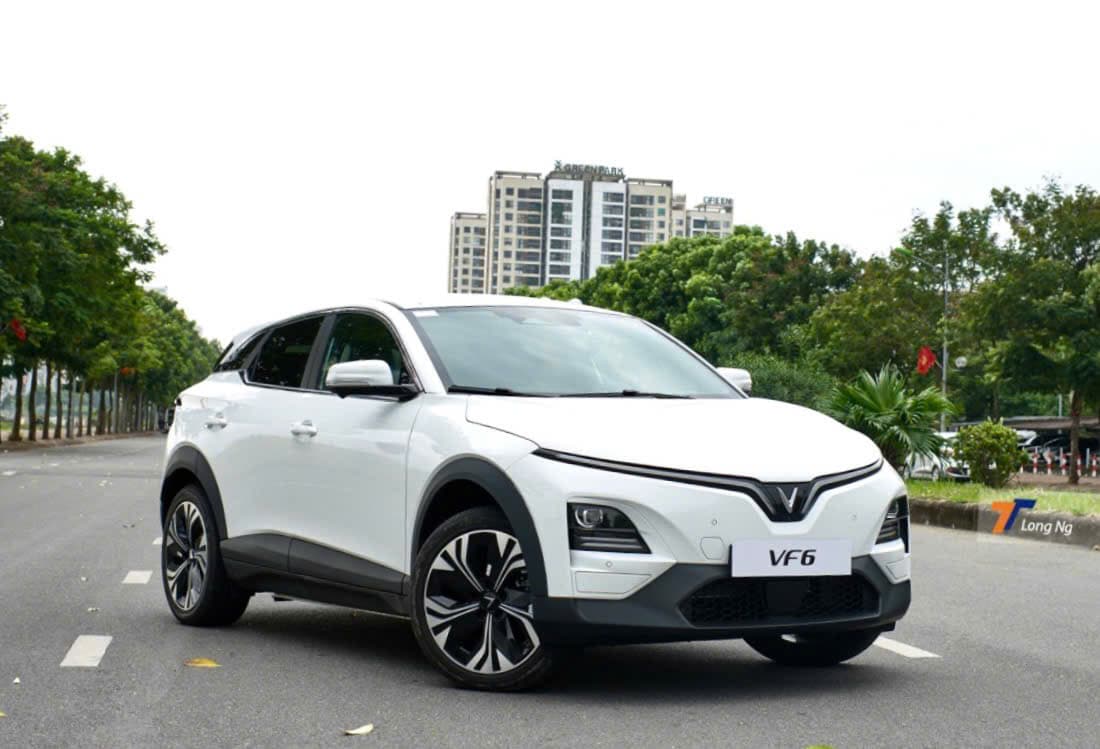 Xe điện VinFast VF6 màu trắng phục vụ khách đi sân bay Nội Bài