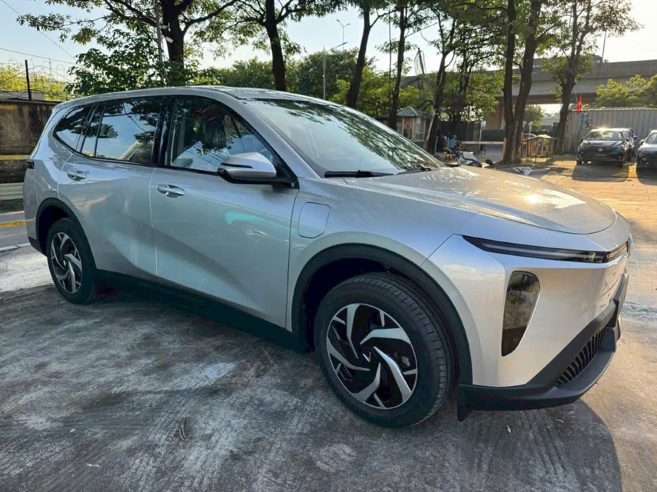 Xe điện VinFast 7 chỗ màu bạc phục vụ tuyến Vĩnh Phúc - Hà Nội